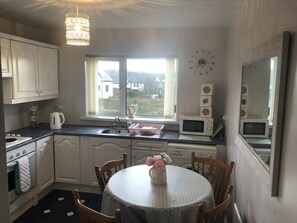 Een koelkast, een microgolfoven, een oven, een kookplaat