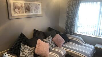 2 makuuhuonetta, työpöytä, silitysrauta/-lauta, ilmainen Wi-Fi