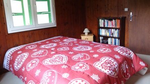2 soverom, strykejern/-brett og sengetøy