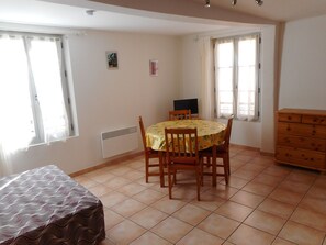 Dining - Studio Rental in Moustiers Ste Marie (Moustiers-Sainte-Marie)