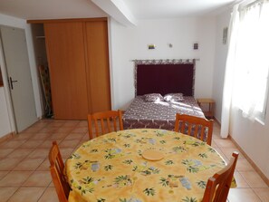 Iron/ironing board - Studio Rental in Moustiers Ste Marie (Moustiers-Sainte-Marie)