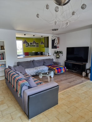 TV, fireplace, DVD player, books - Promotional rate in September 2025 135€/nuit (Saint-Maximin-La-Sainte-Baume)