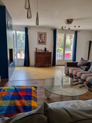 TV, fireplace, DVD player, books - Promotional rate in September 2025 135€/nuit (Saint-Maximin-La-Sainte-Baume)