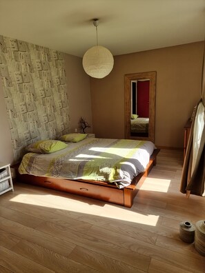 3 bedrooms, iron/ironing board, WiFi