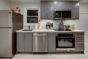 Kühlschrank, Mikrowelle, Ofen, Herdplatte