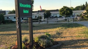 Et motel-skilt med navnet 'Kincardine Motel' og nummer '319'.