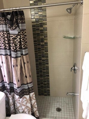 Bathroom shower - Kincardinite Motel (Kincardine)