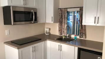 Full-sized fridge, microwave, stovetop, coffee/tea maker