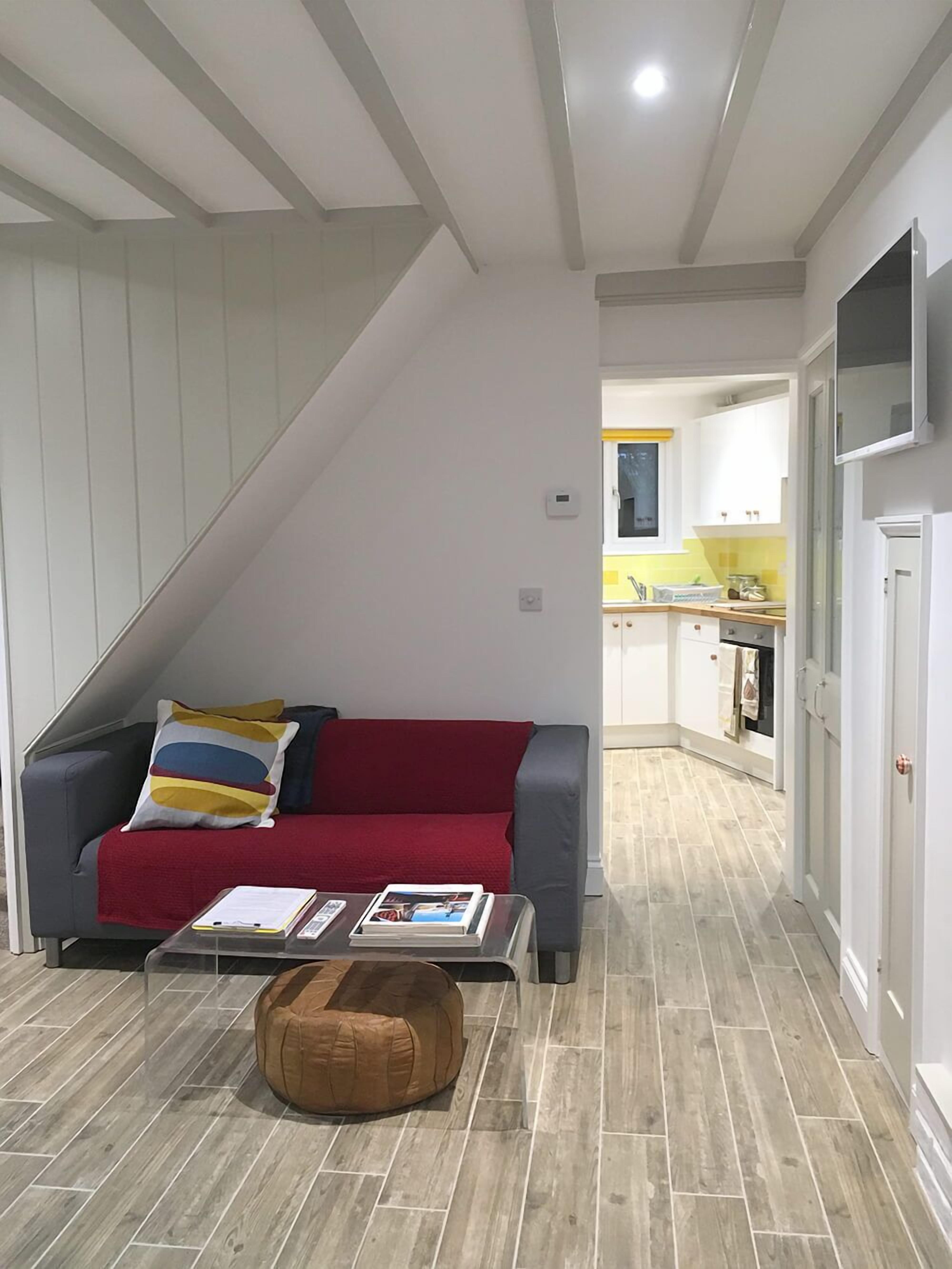 TV connectée, cheminée, livres