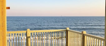 OCEAN FRONT, perfect GULF SIDE, WEST END location! 3 king suites plus bunk room!