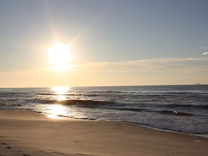 Rannalla, aurinkotuoleja