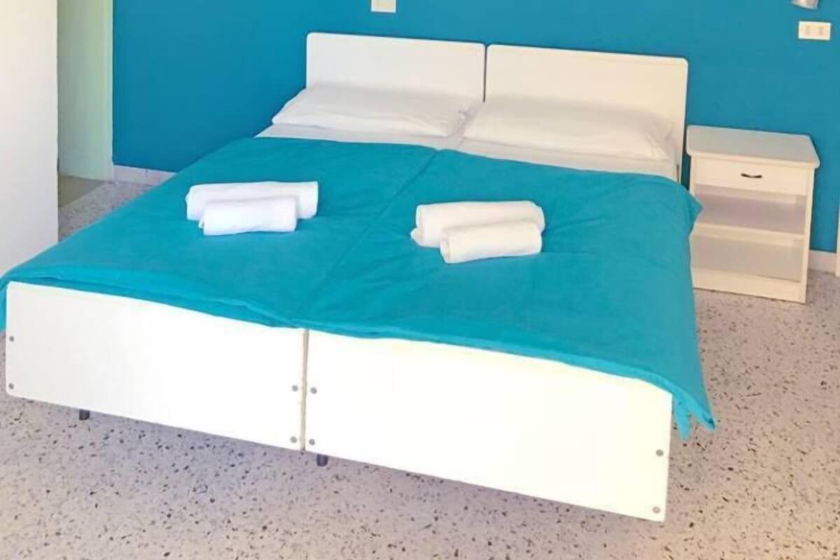 In-room safe, WiFi (free), bed sheets