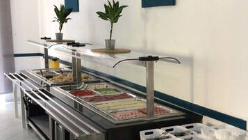 Bữa sáng buffet hàng ngày với phụ phí nhỏ