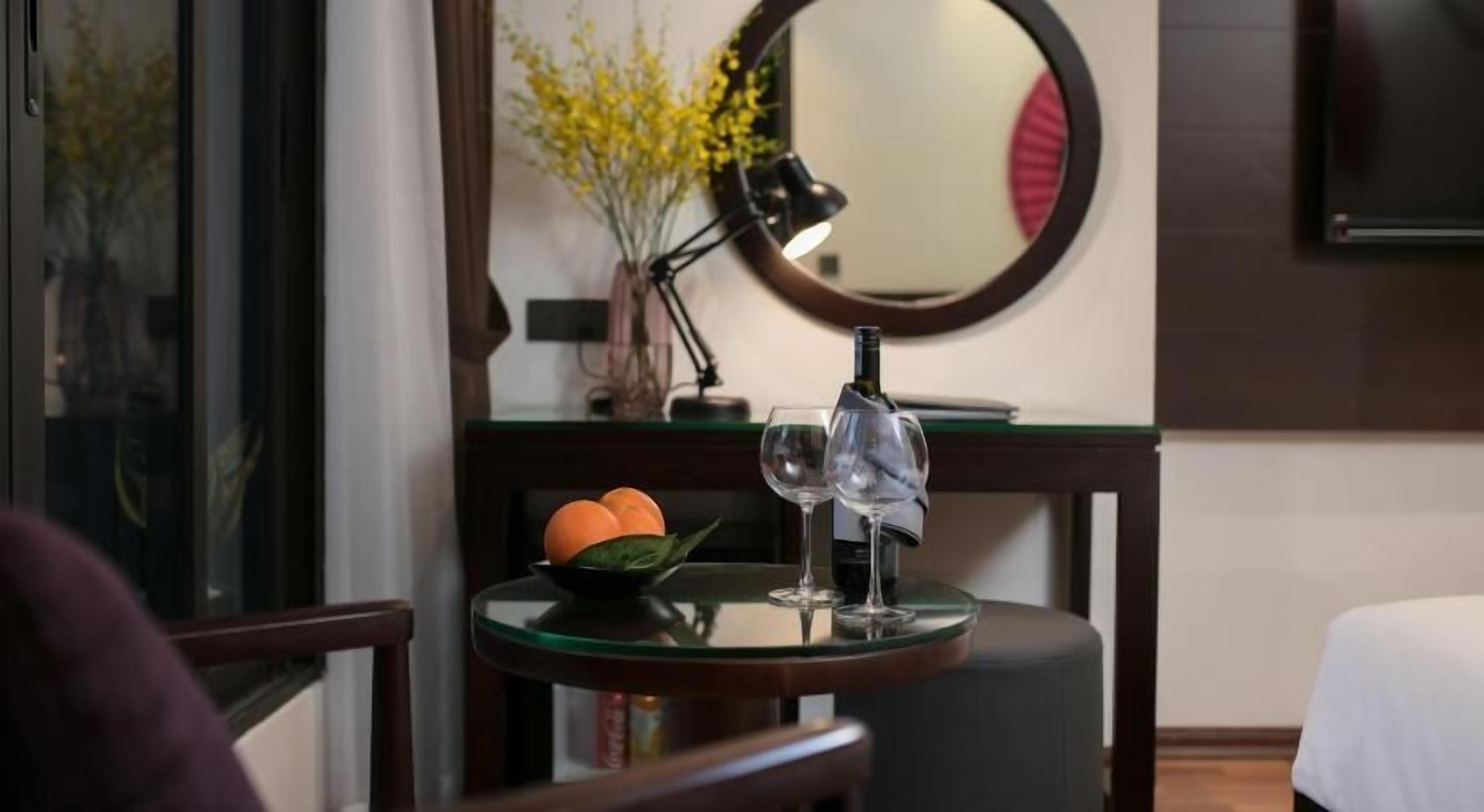 Hochwertige Bettwaren, Betten mit Memory-Foam-Matratzen, Minibar