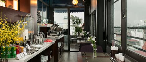 Breakfast, lunch, dinner served; local and international cuisine