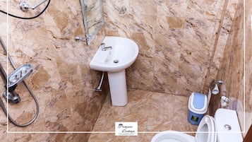 Kamar Standar, 1 kamar tidur, Boleh Merokok, pemandangan bukit | Fasilitas kamar mandi | Shower, sandal, dan handuk