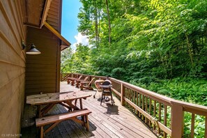 Outdoor dining - Pinecone Ridge - 441 Northpoint Way
Cinnamon Fern Chalet - Pet Friendly, Hot Tub, Short Drive to Two Ski Areas & Two State Parks (Davis)
