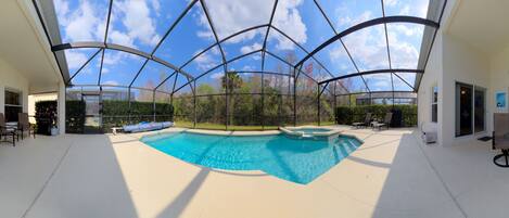 حمّام سباحة خارجي، حمّام سباحة مُدفَّأ