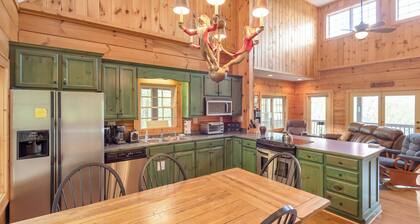Lazy Dog Log Cabin, Hot Tub, Fishing Lake, New River Access, Foosball