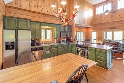 Lazy Dog Log Cabin, Hot Tub, Fishing Lake, New River Access, Foosball