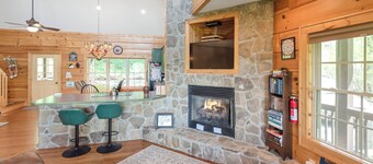 Tømmerhytte med utsikt, badestamp, fiskevann, tilgang til New River, foosball