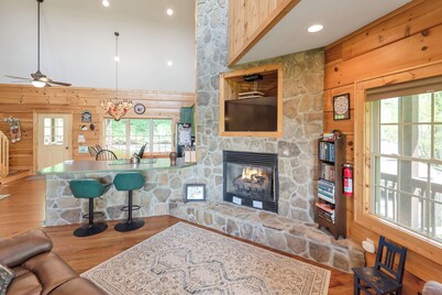 Lazy Dog Log Cabin | Pet-Friendly with a Fenced Yard | Catch & Release Lake