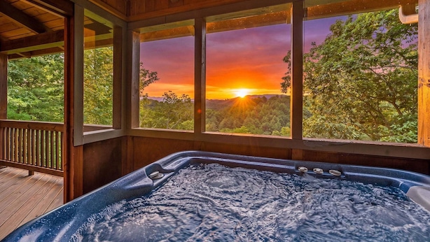 Un bain à remous avec vue sur le coucher de soleil, grâce à de grandes fenêtres.