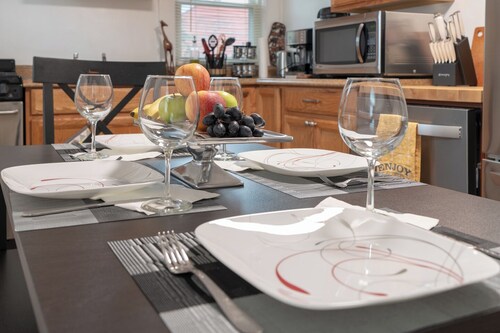 Comfortable 2bd - Convenience & Style - 45min to NYC - Great Food