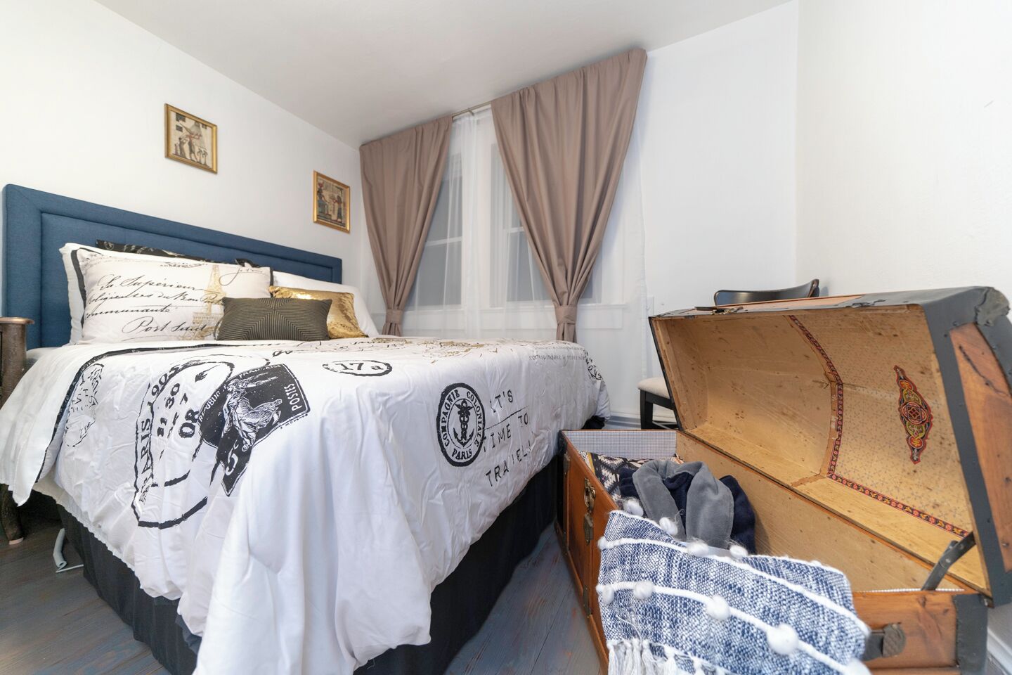 2 soveværelser, pengeskab på værelset, skrivebord, strygejern/strygebræt