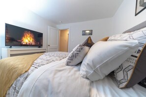 2 bedrooms, in-room safe, desk, iron/ironing board