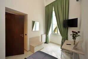 4 Schlafzimmer, Zimmersafe, Schreibtisch, Bügeleisen/Bügelbrett