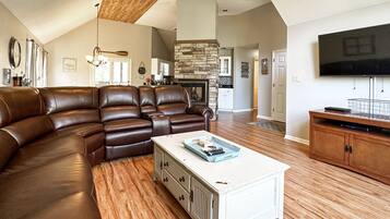 Télévision, cheminée, baby-foot, livres