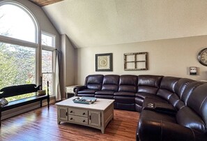 Tv, eldstad, bordsfotboll och böcker