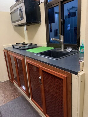 Batterie de cuisine, vaisselle et ustensiles