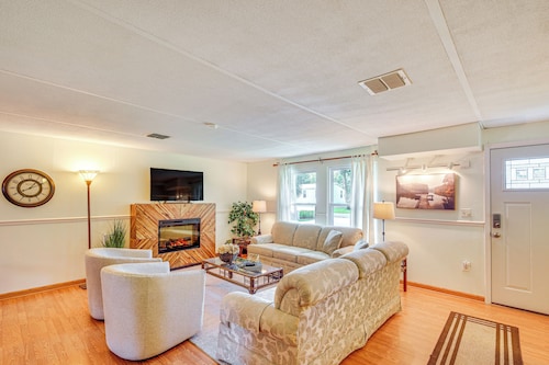 Riverside Retreat w/ Boat Dock in Sunny Astor!