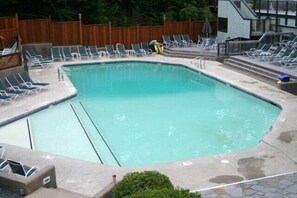 من حمّامات السباحة المغطاة، حمّام سباحة خارجي