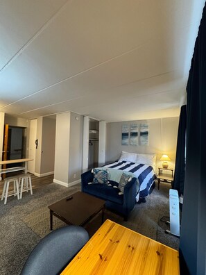 Leilighet – signature, 1 dobbeltseng | Oppholdsområde | En 55-tommers smart-TV med digitale kanaler samt TV og Netflix