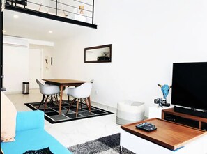 Televisión, chimenea, reproductor de DVD y estéreo 