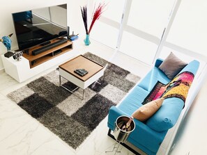 Televisión, chimenea, reproductor de DVD y estéreo 