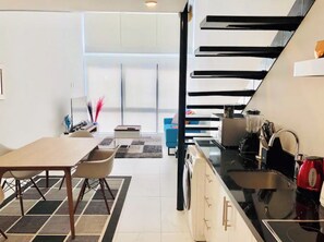 Kühlschrank, Mikrowelle, Ofen, Herdplatte