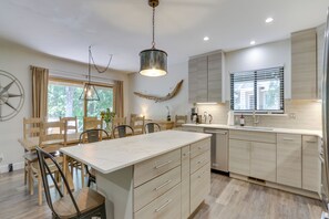 Réfrigérateur, micro-ondes, plaque de cuisson, lave-vaisselle