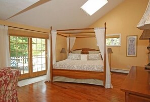 6 bedrooms, iron/ironing board, WiFi, bed sheets