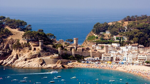 A coastal town with historic stone buildings, a fortified castle, and a beach with boats and umbrellas. - The only one with a pool in downtown Tossa. Beach 100 m away, sleeps 6, Wi-Fi, renovated (Tossa de Mar)