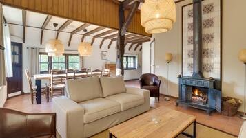 Een smart-tv, een open haard, een dvd-speler en boeken