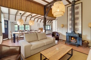 Smart-TV, Kamin, DVD-Player, Bücher