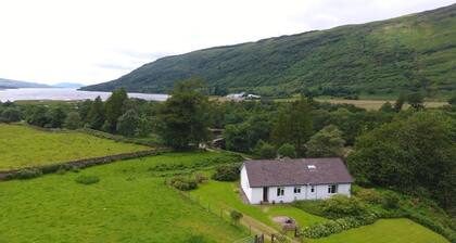 Quiet location with stunning views, sleeps 8, pet friendly, free Wi-Fi