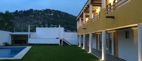 Fachada de la propiedad por la tarde o noche