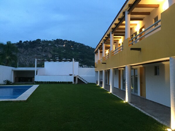 Front of property - evening/night - Bungalows La Ceiba (Jiutepec)