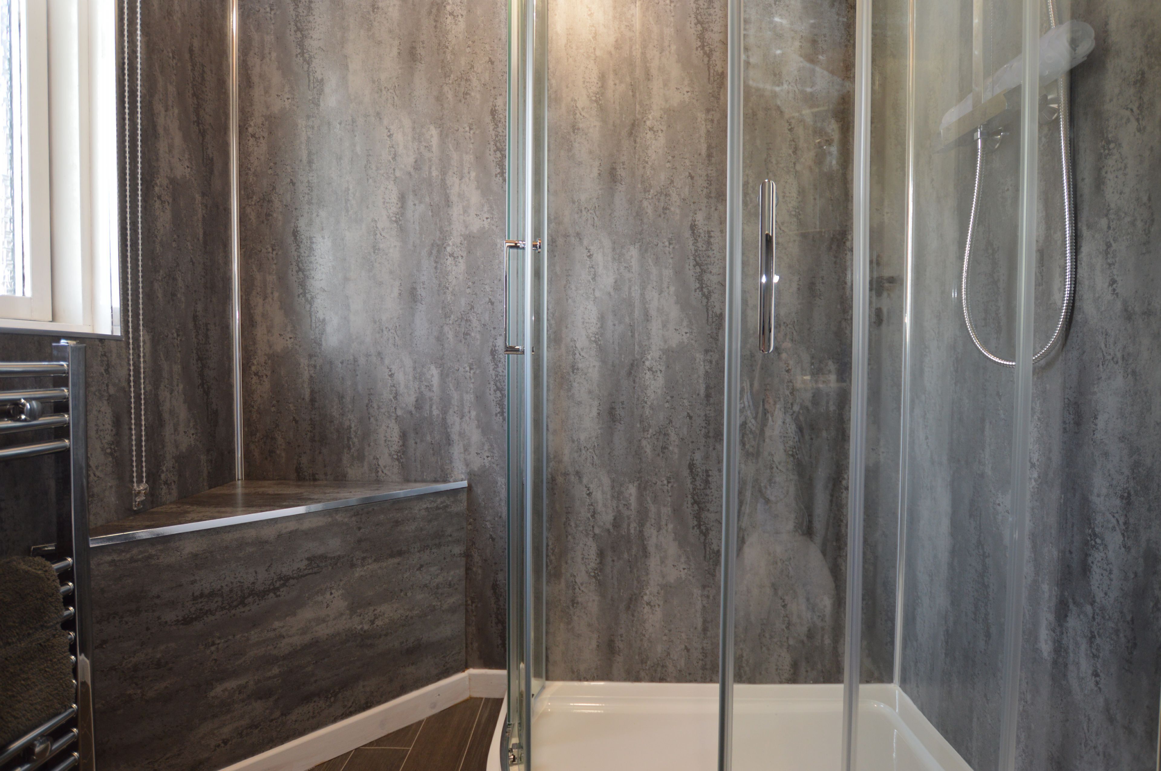 Combined shower/tub, towels
