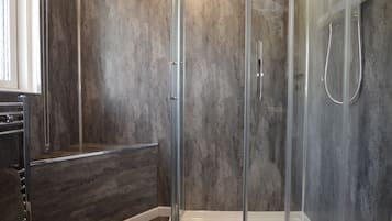 Combined shower/tub, towels